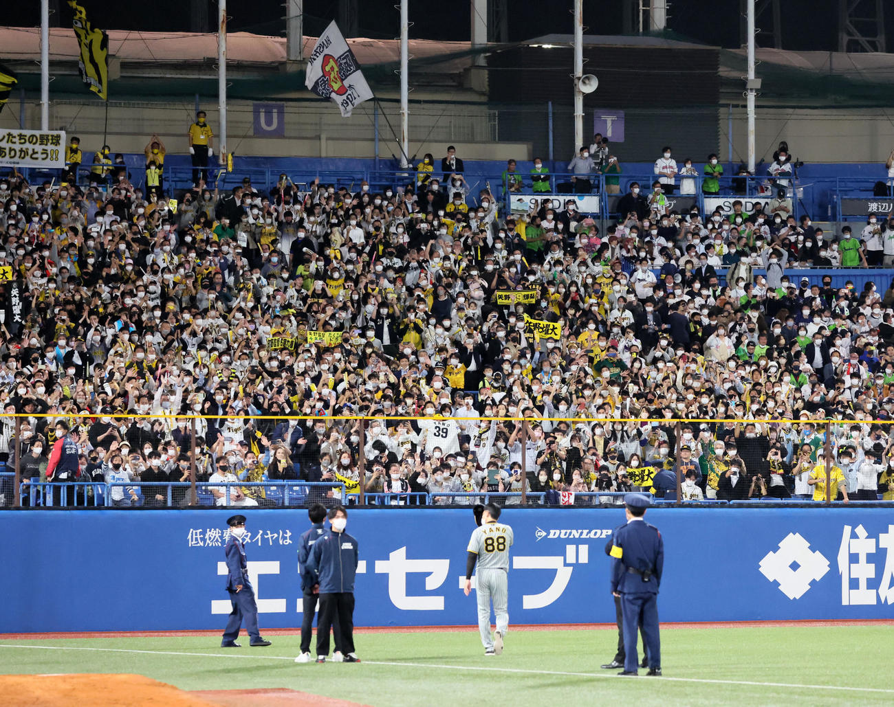 ヤクルト対阪神　スタンドのファンにあいさつする矢野監督（撮影・加藤哉）