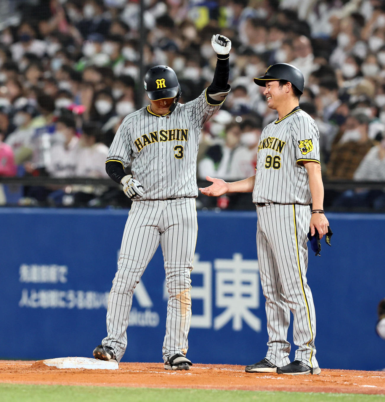 ヤクルト対阪神　5回表阪神2死二、三塁、大山は中前適時打を放ち塁上でガッツポーズを見せる（撮影・加藤哉）