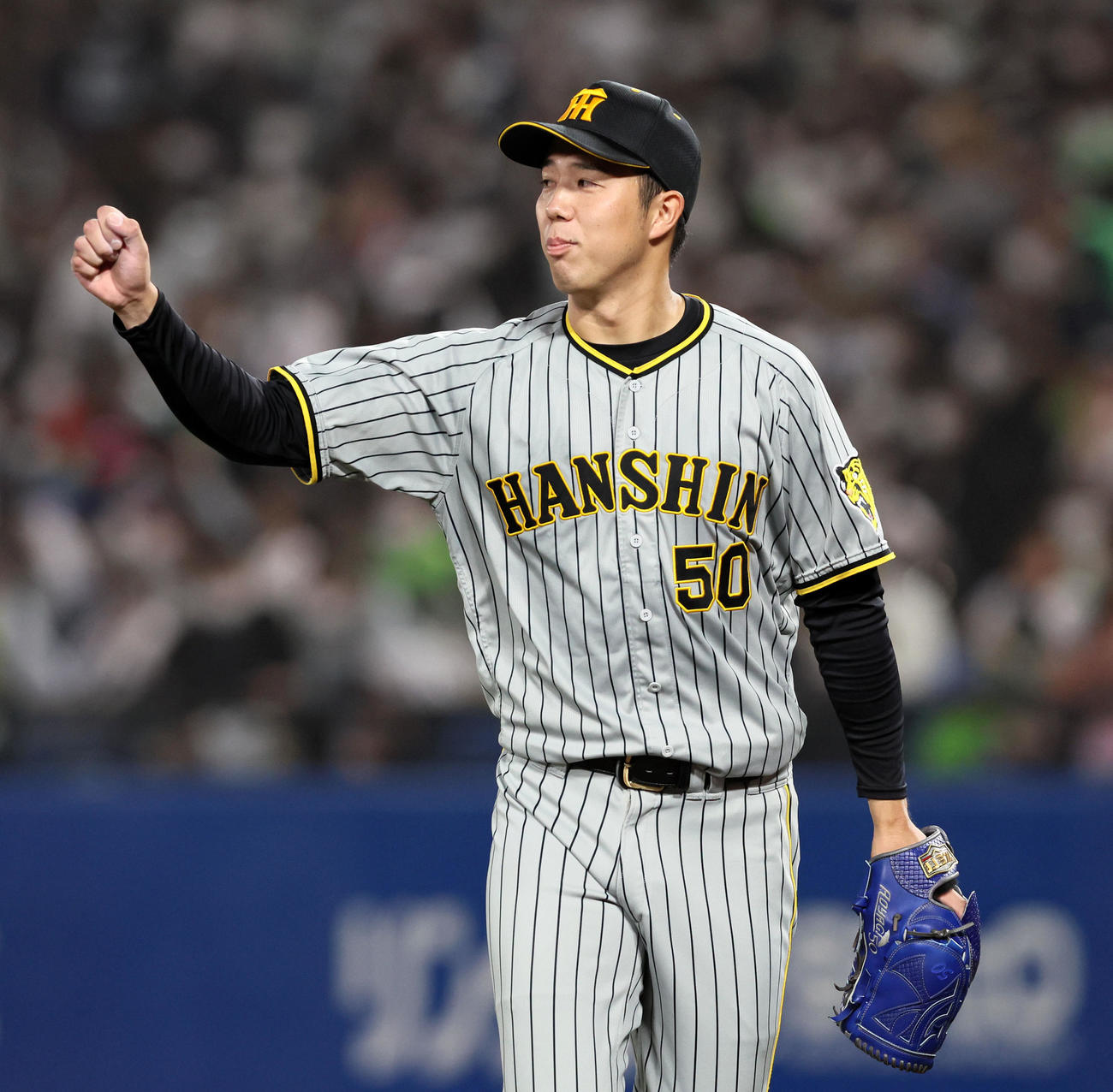 ヤクルト対阪神　4回裏を投げ終えナインに合図を送る青柳（撮影・加藤哉）