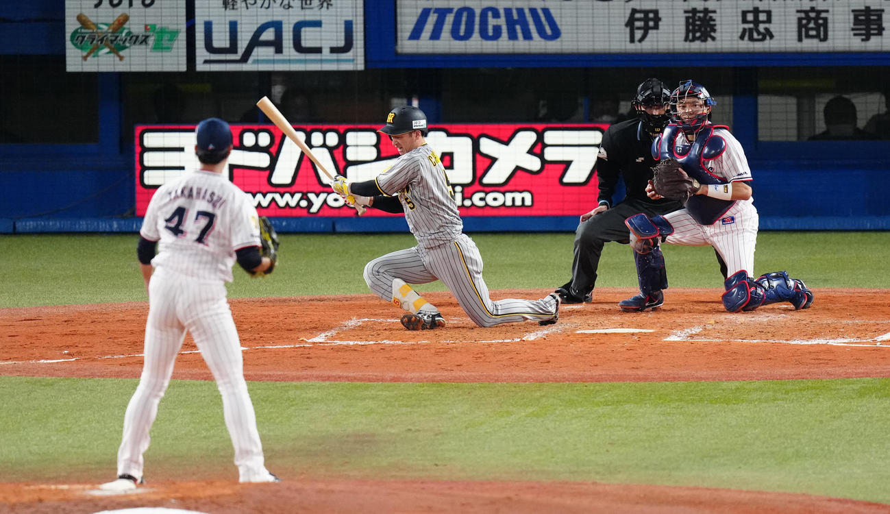 ヤクルト対阪神　5回表阪神1死二、三塁、空振り三振に倒れる近本（撮影・江口和貴）