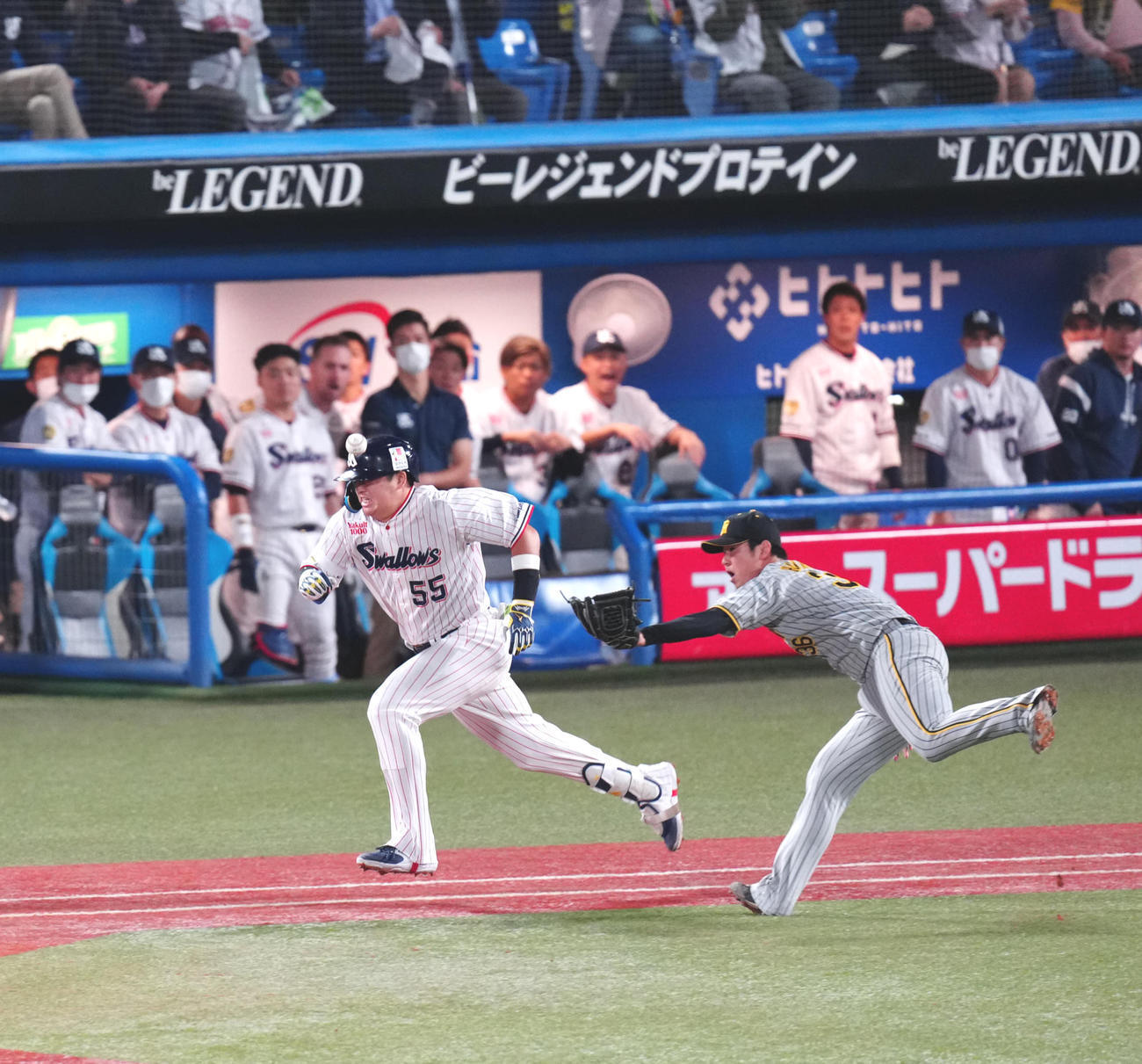 7回裏ヤクルト2死満塁、適時内野安打とする村上。右は悪送球する浜地（撮影・江口和貴）