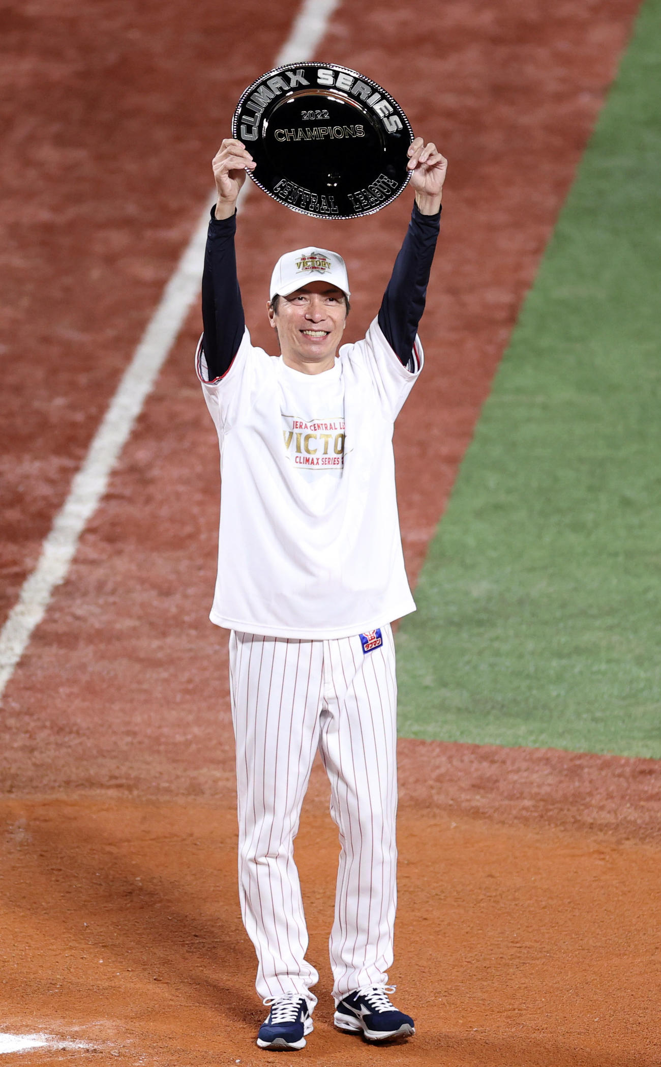 ヤクルト対阪神　表彰式で優勝シャーレを掲げる高津監督（撮影・狩俣裕三）
