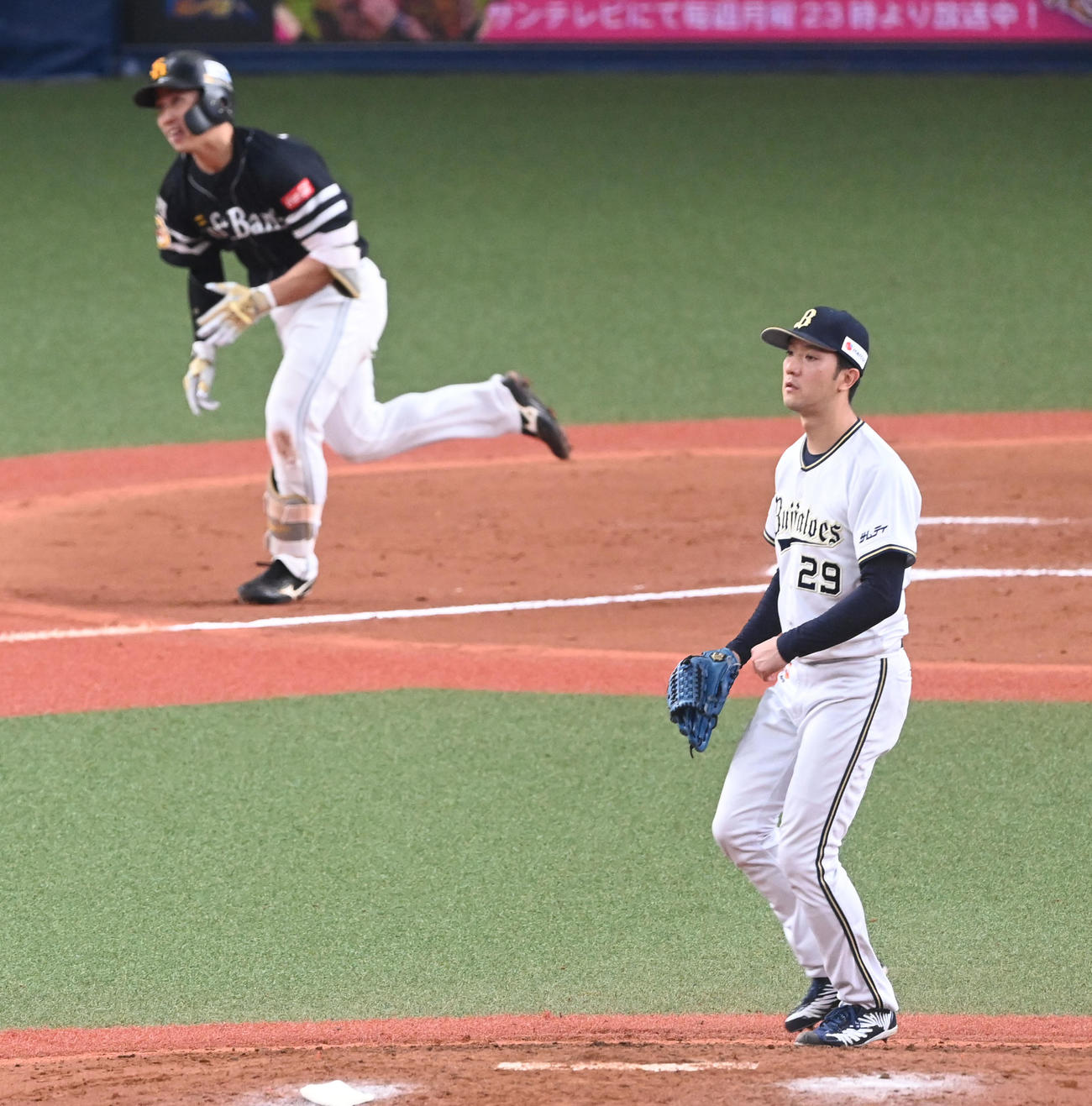 オリックス対ソフトバンク　7回表ソフトバンク1死、野村勇に右越え本塁打を打たれた田嶋（撮影・前岡正明）