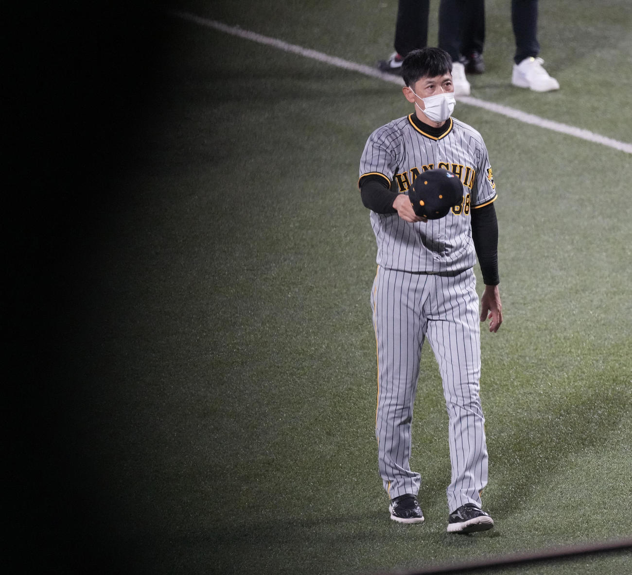 ヤクルト対阪神　ヤクルトに敗れ日本シリーズ進出を逃し、退任する阪神矢野監督はファンの声援に応える（撮影・鈴木みどり）