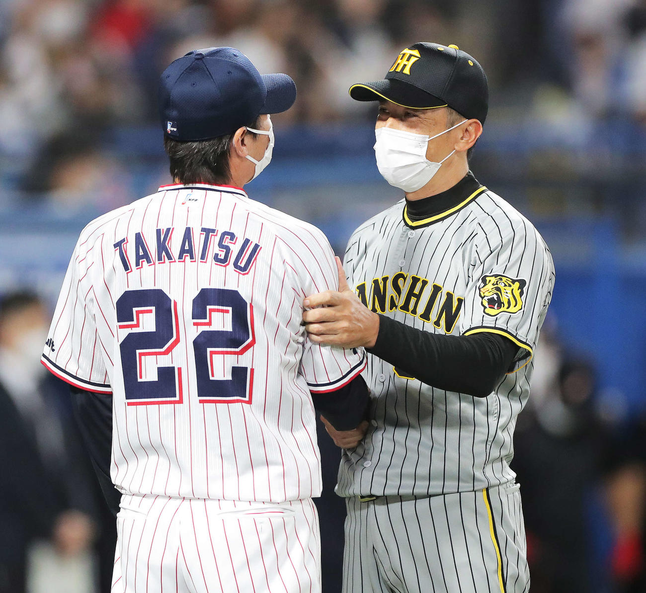 ヤクルト対阪神　試合を終え、たたえ合う高津監督（左）と矢野監督（撮影・河田真司）