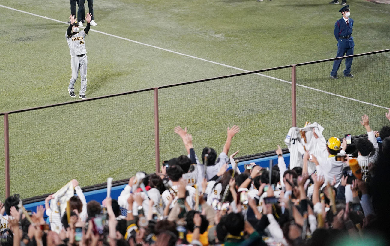 ヤクルト対阪神　ヤクルトに敗れ日本シリーズ進出を逃し、退任する阪神矢野監督はファンに手を振る（撮影・鈴木みどり）