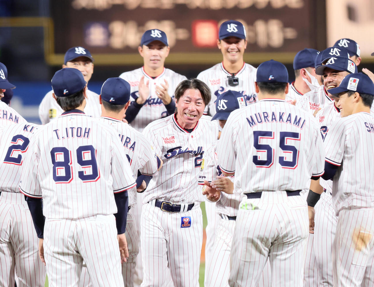 ヤクルト対阪神　日本シリーズ進出を決め胴上げされたヤクルト高津監督（中央）は笑顔を見せる（撮影・足立雅史）