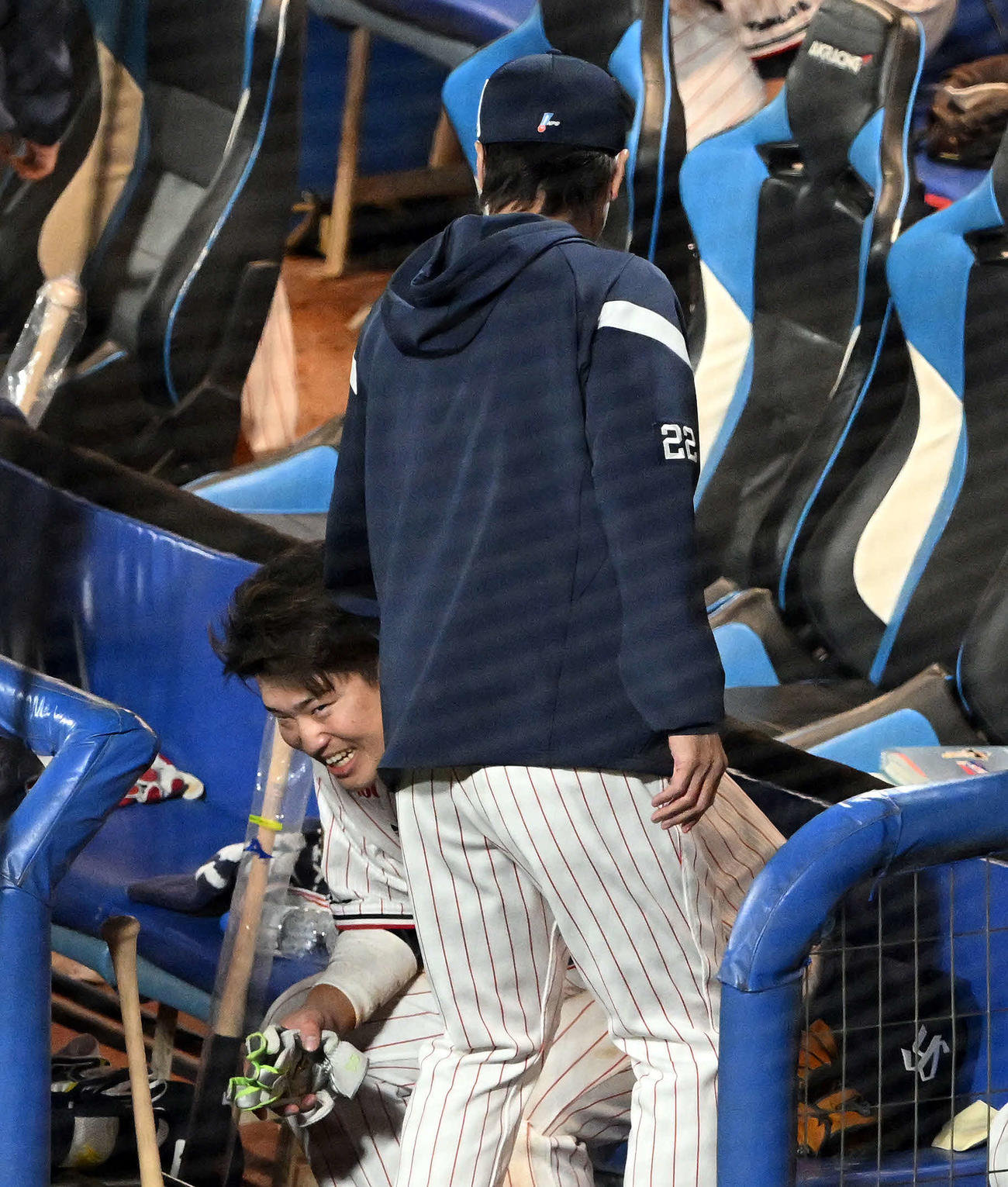 ヤクルト対阪神　7回裏を終えベンチでヤクルト高津監督（右）からねぎらわれる村上（撮影・滝沢徹郎）