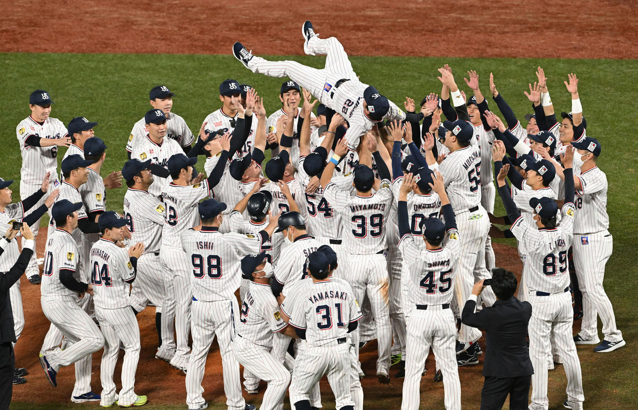 ヤクルト対阪神　日本シリーズ進出を決め胴上げされるヤクルト高津監督（撮影・滝沢徹郎）
