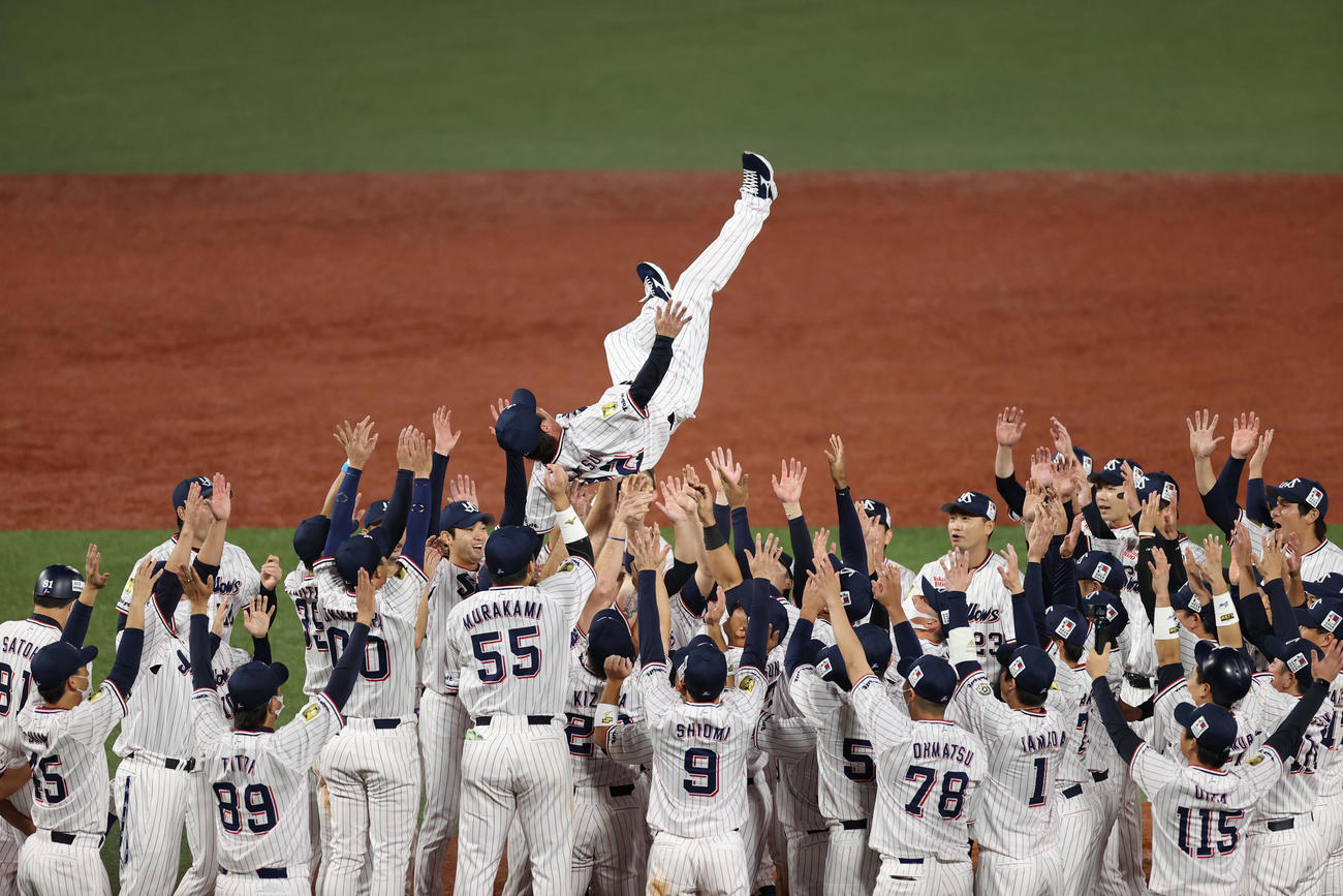ヤクルト対阪神　日本シリーズ進出を決め、選手たちに胴上げされる高津監督（撮影・狩俣裕三）