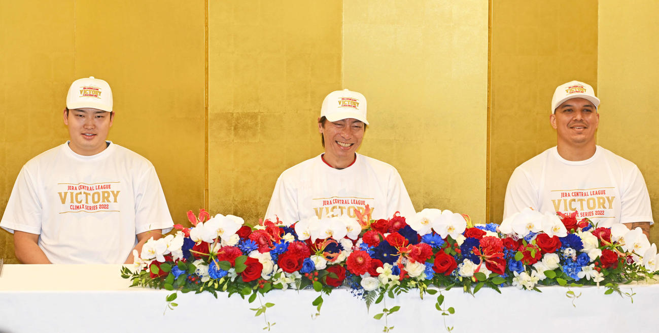 ヤクルトCS優勝共同記者会見　セ・リーグクライマックスシリーズ　ヤクルトファイナルステージ優勝　日本シリーズ出場を決め、笑顔で記者会見する（左から）村上宗隆、高津臣吾監督、オスナ（代表撮影）