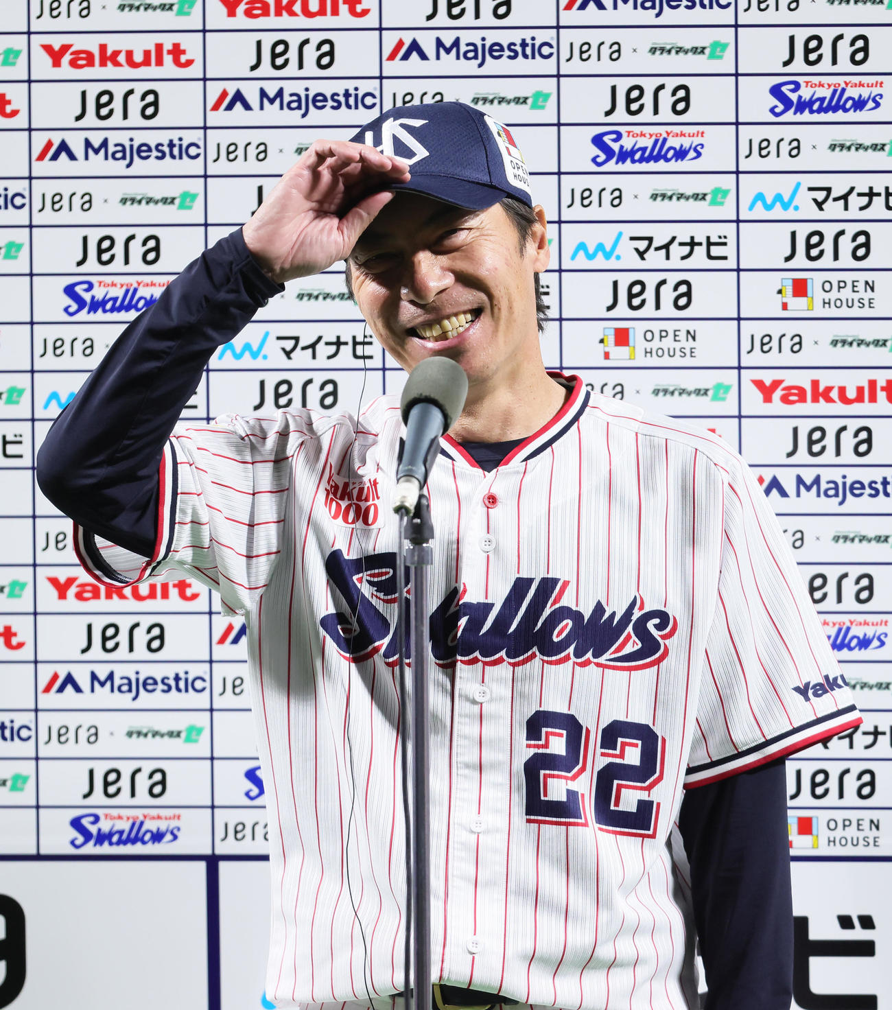 ヤクルト対阪神　日本シリーズ進出を決め笑顔でインタビューに答えるヤクルト高津監督（撮影・足立雅史）