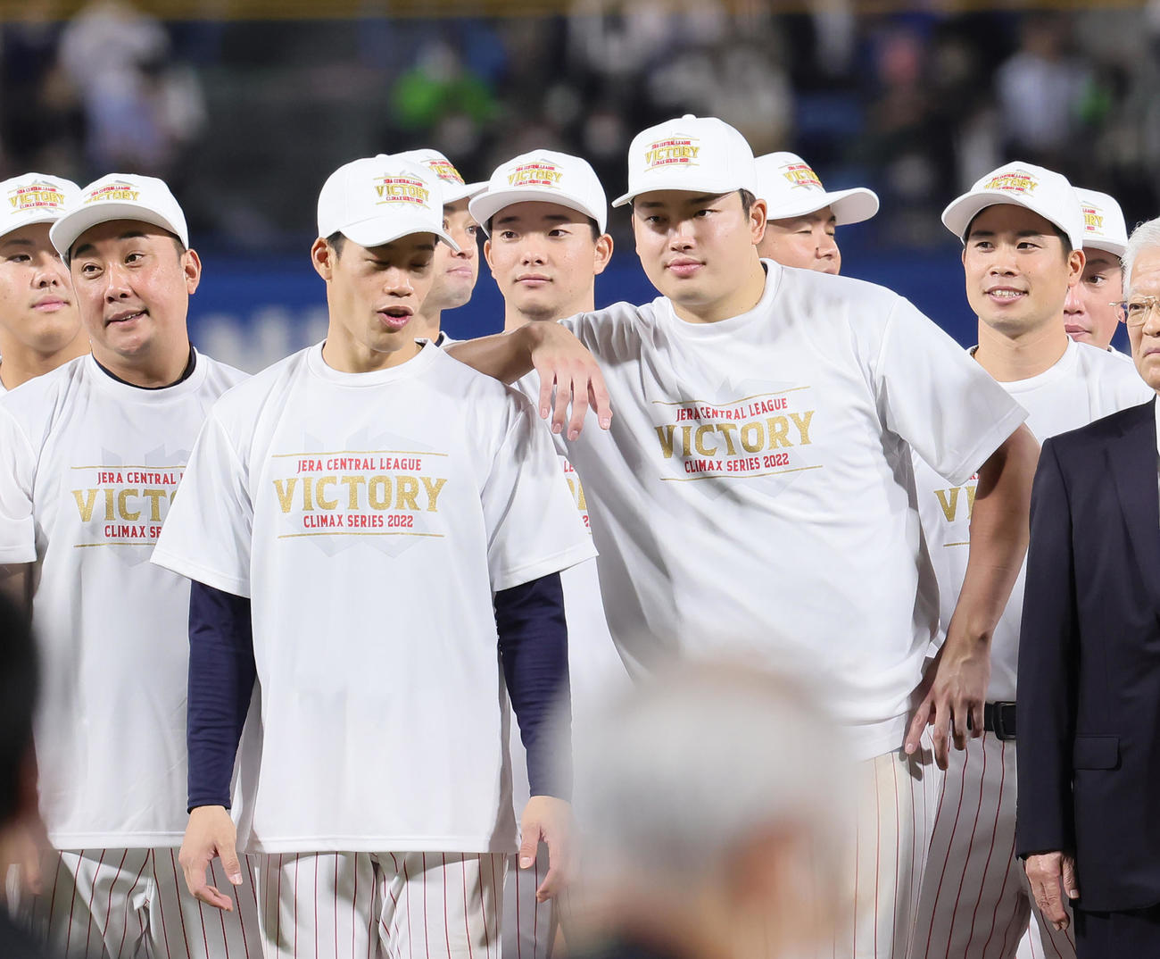 ヤクルト対阪神　記念撮影でヤクルト塩見（左）の肩に手を置きおどける村上（撮影・足立雅史）