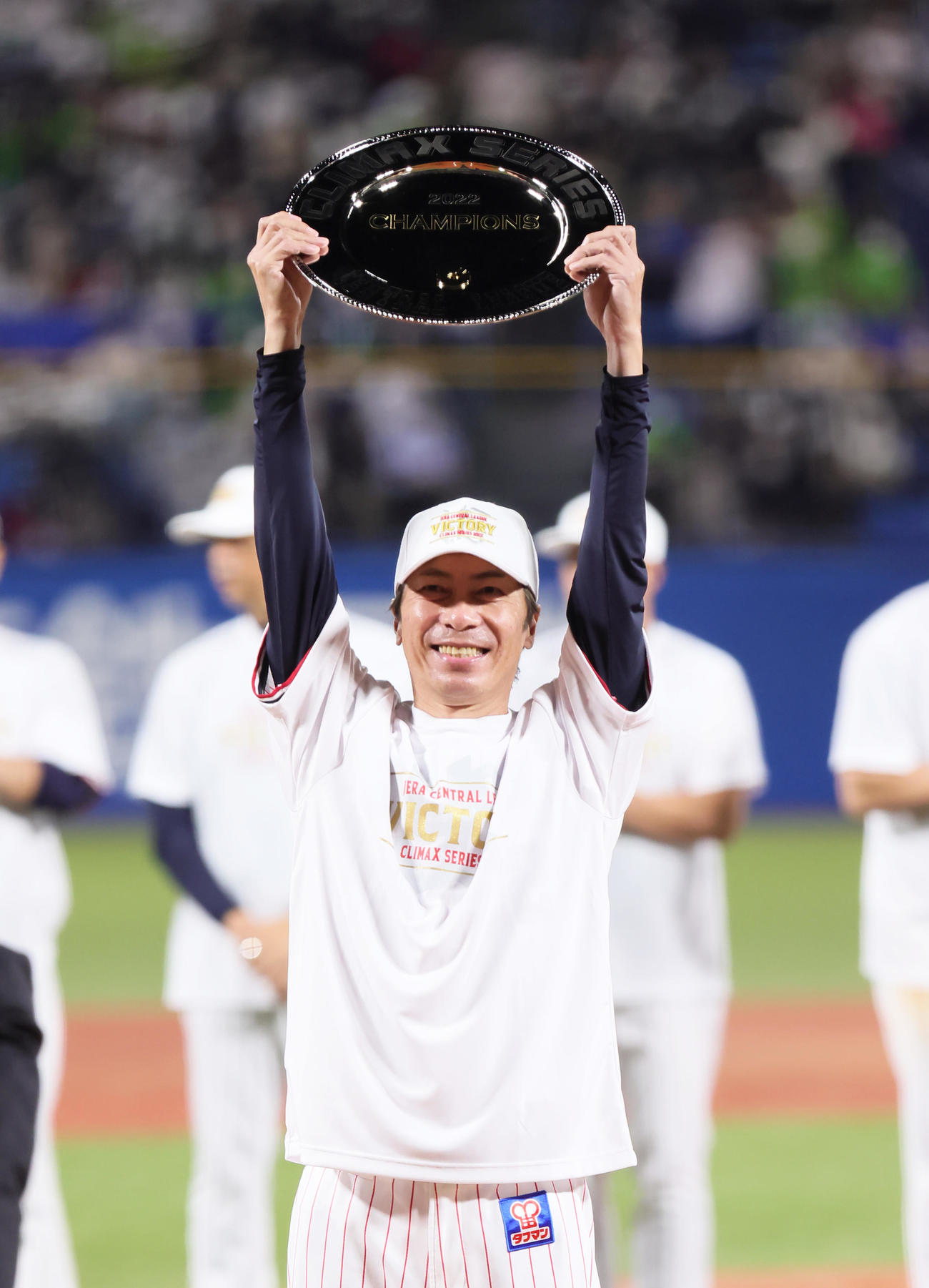 ヤクルト対阪神　日本シリーズ進出を決めシャーレを手に笑顔を見せるヤクルト高津監督（撮影・足立雅史）