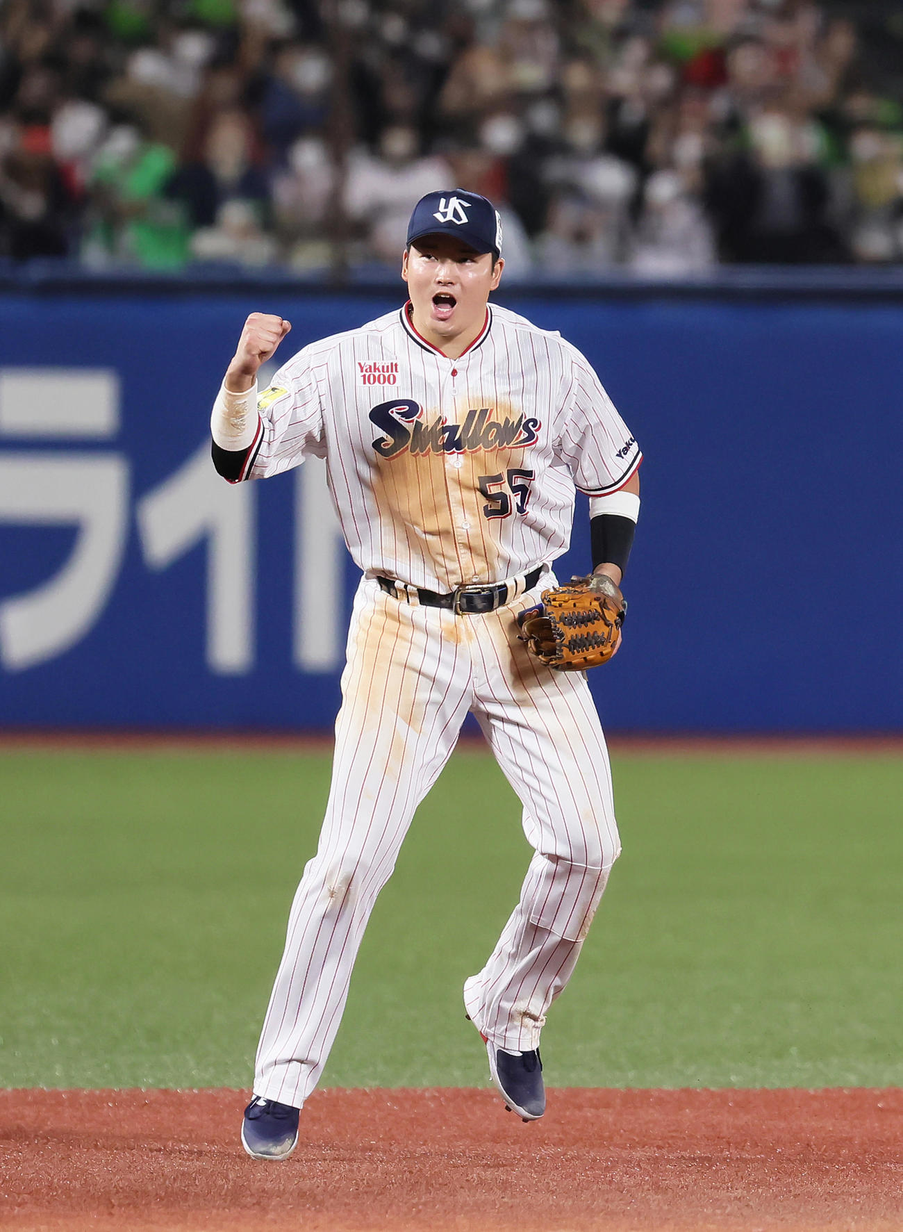 ヤクルト対阪神　日本シリーズ進出を決めガッツポーズするヤクルト村上（撮影・足立雅史）