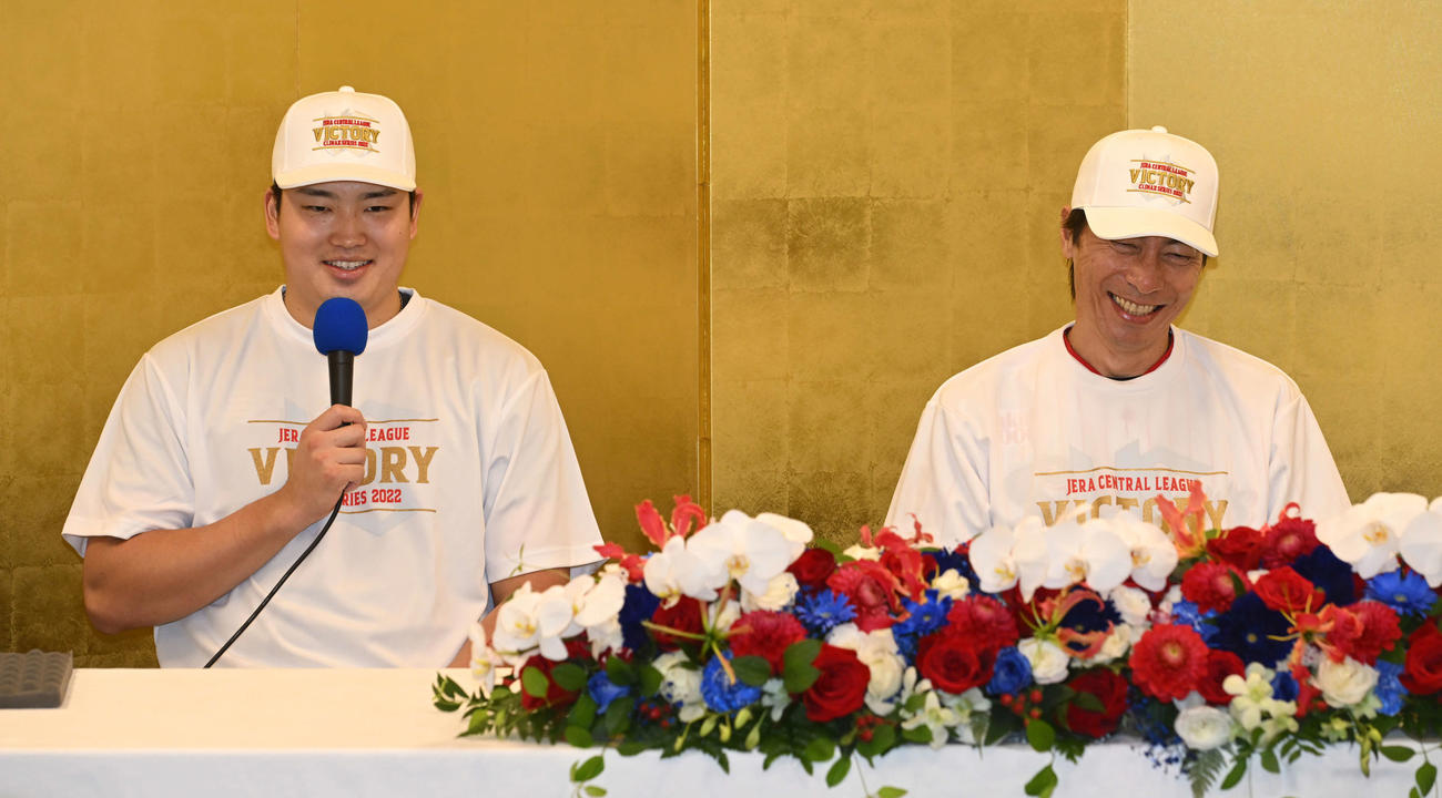 日本シリーズ出場を決め、笑顔で記者会見する村上宗隆（左）と高津臣吾監督（代表撮影）