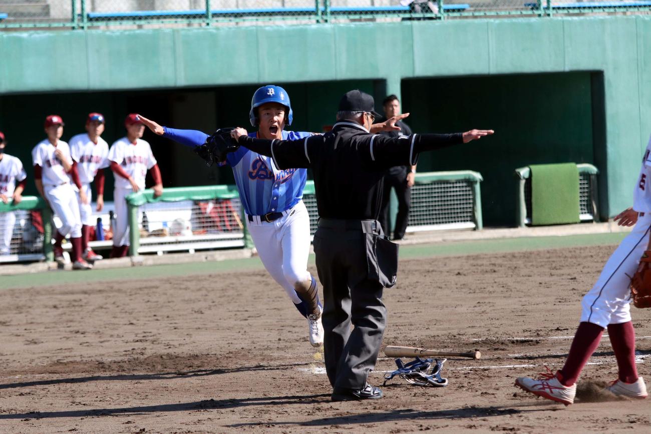 北海道文教大対小樽商大　2回北海道文教大1死一、三塁、住吉のスクイズで三塁走者の舘が先制の生還を果たす（撮影・永野高輔）