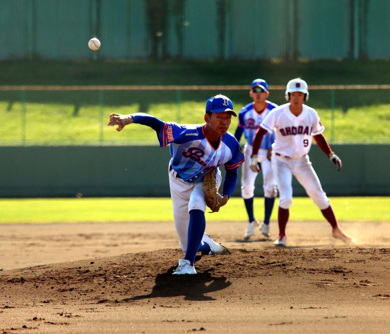 北海道文教大対小樽商大　9回3安打完封した北海道文教大の芝田（撮影・永野高輔）