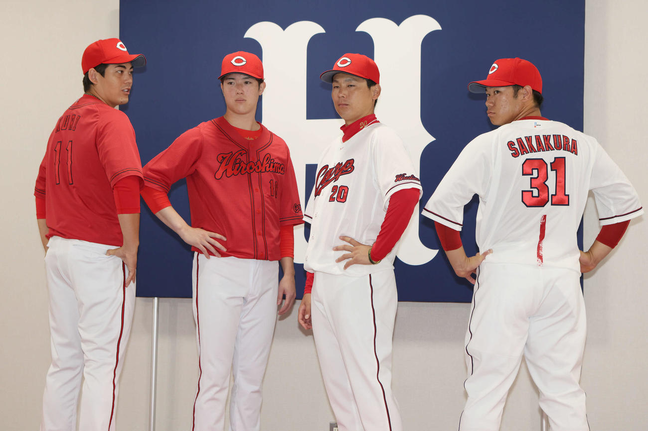 広島新ユニホーム発表　左から九里、森下、栗林、坂倉（撮影・加藤孝規）