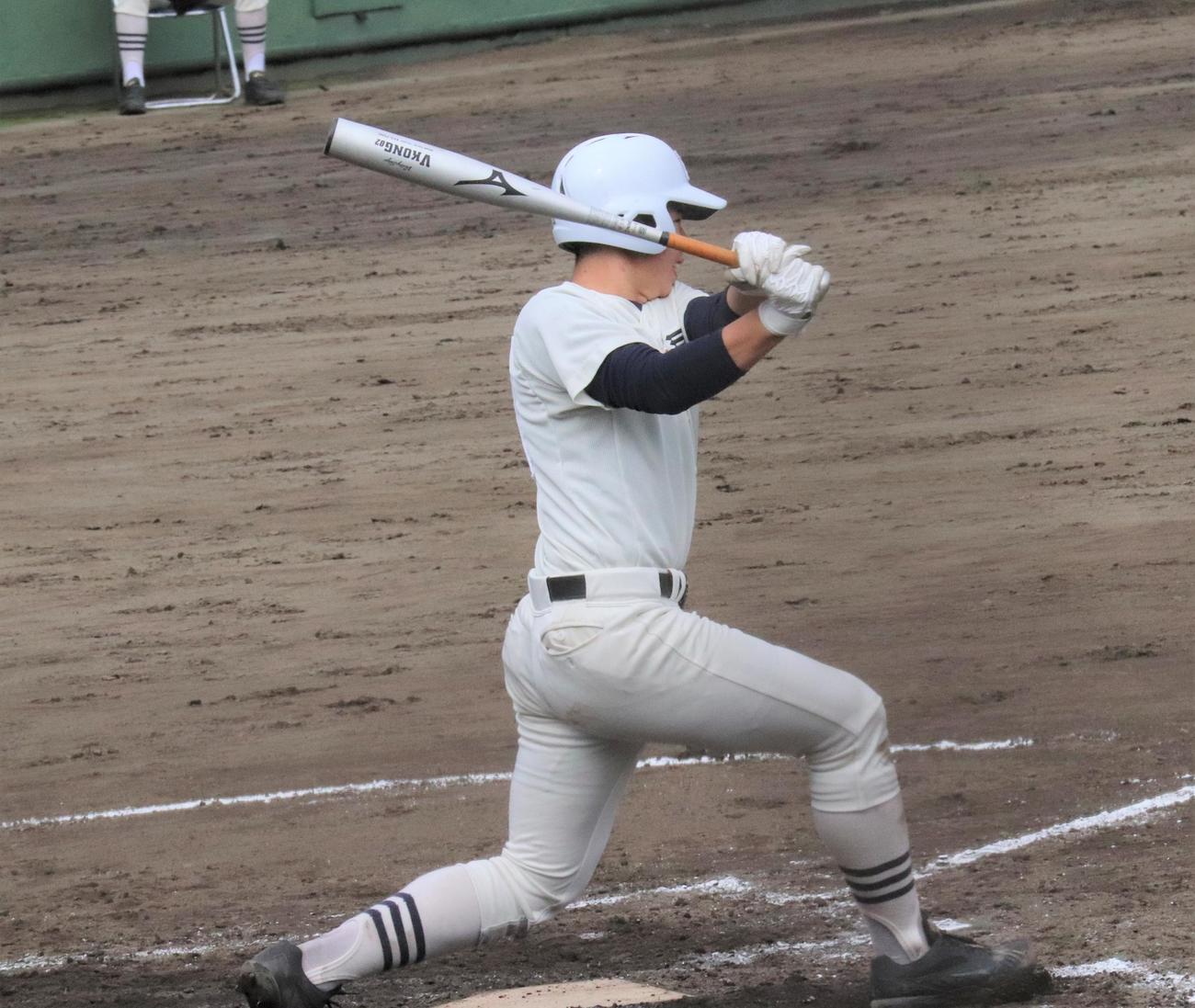 明大中野八王子対日大三　7回裏日大三無死　右越えソロ本塁打を放った岡村（撮影・星夏穂）