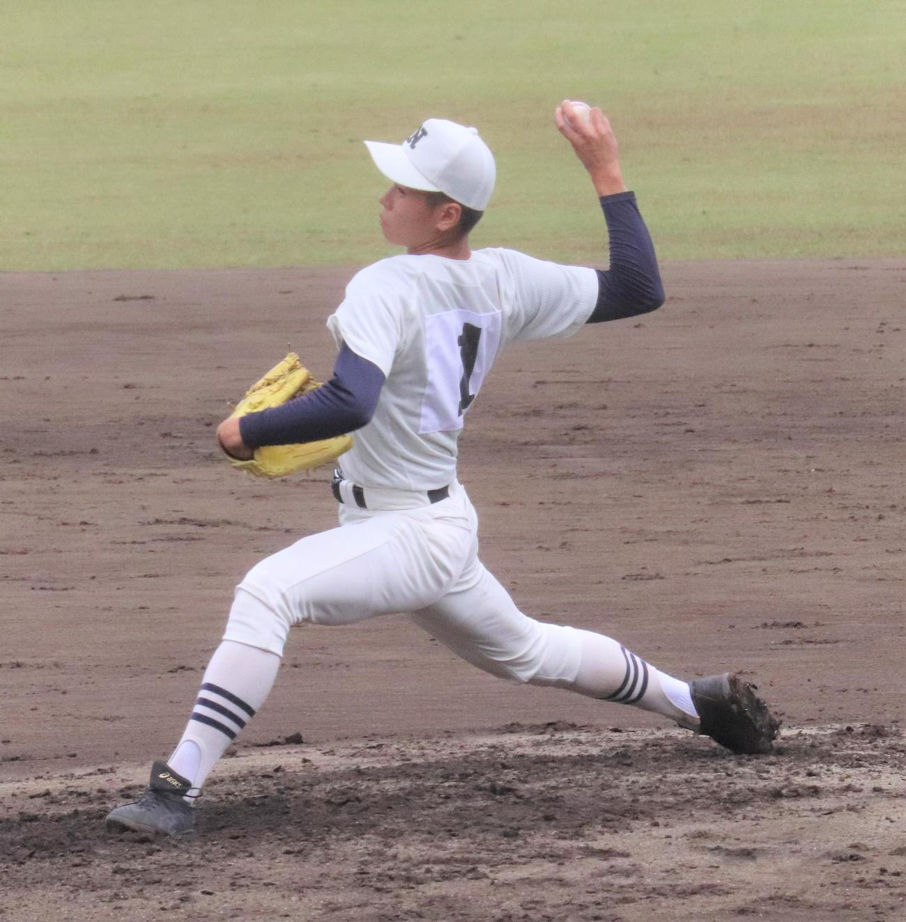 明大中野八王子対日大三　先発し力投する日大三・安田（撮影・星夏穂）