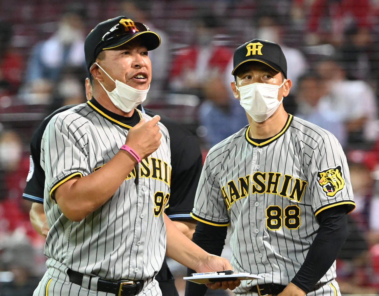 阪神井上一樹ヘッドコーチ（左）と矢野監督（2022年6月22日）