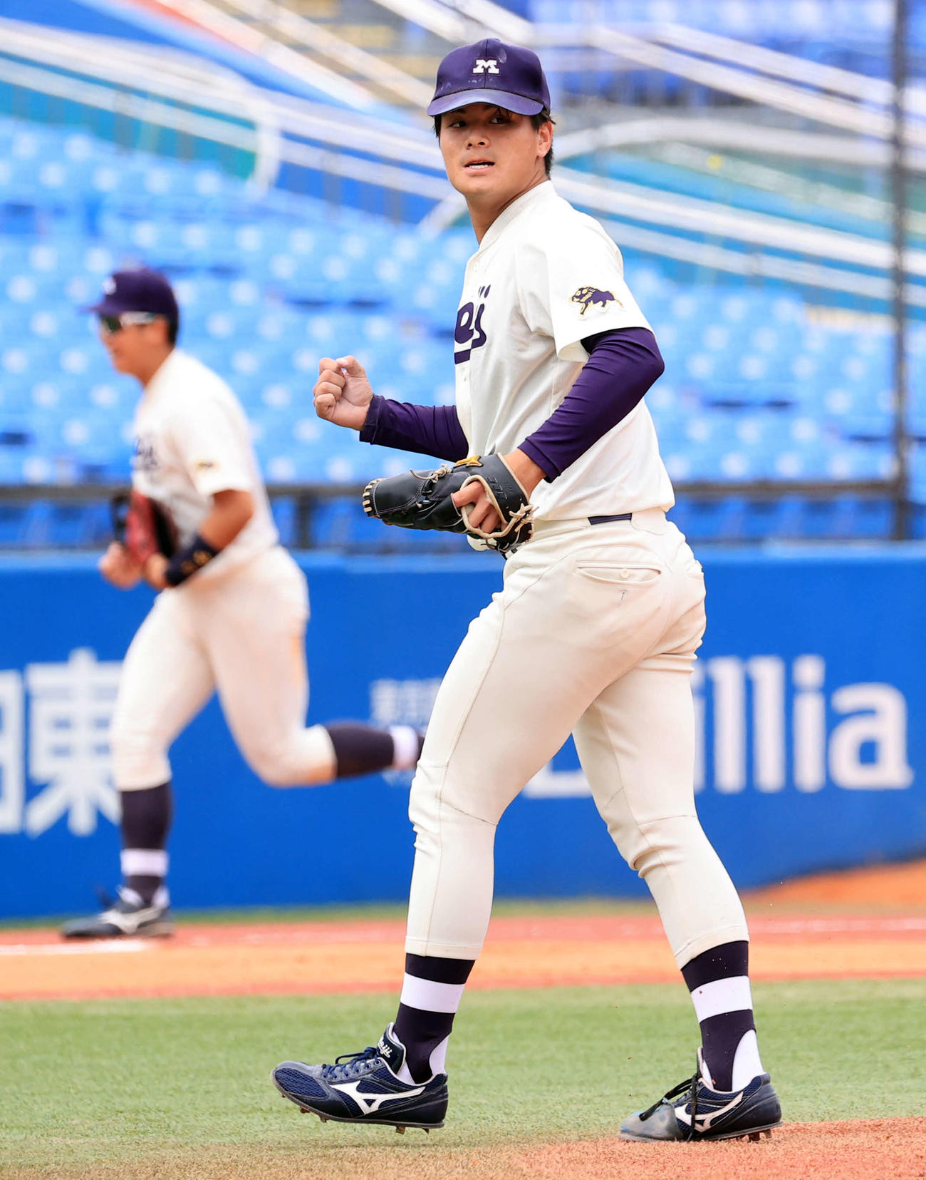 明大対慶大　3回裏慶大2死満塁、萩尾を三振に仕留めてガッツポーズする蒔田（撮影・浅見桂子）