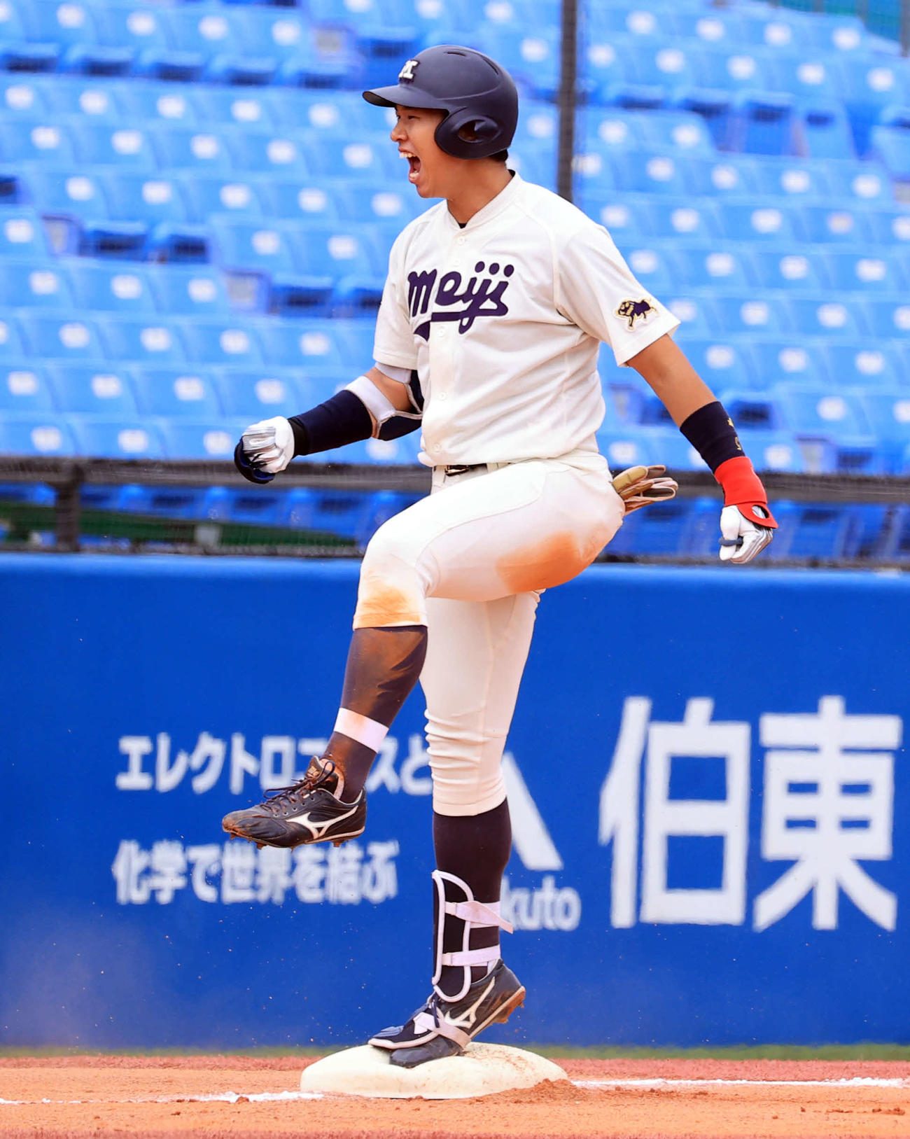 明大対慶大　1回表明大2死二塁、上田は右越え先制適時三塁打を放ちベンチに向かって雄たけびを上げる（撮影・浅見桂子）