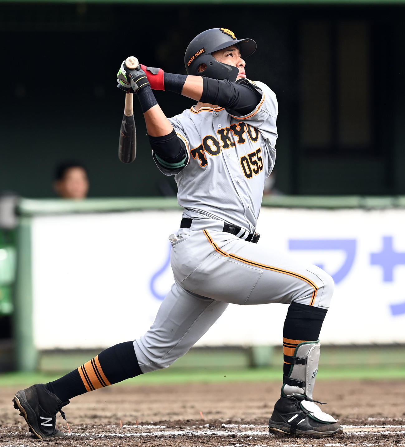 紅白戦でソロ本塁打を放つ巨人育成の保科（撮影・たえ見朱実）