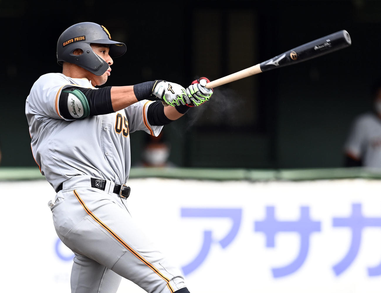 紅白戦でソロ本塁打を放つ巨人育成の保科（撮影・たえ見朱実）