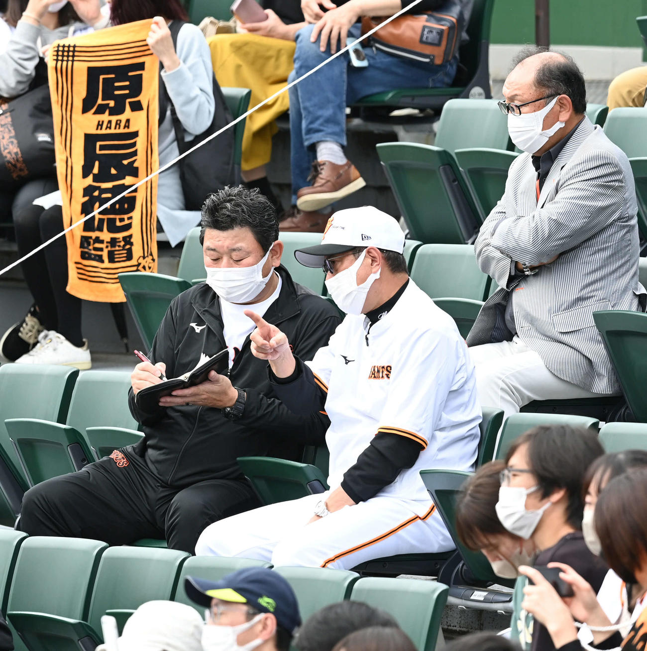 原監督の話をメモする巨人大久保新打撃チーフコーチ（撮影・たえ見朱実）