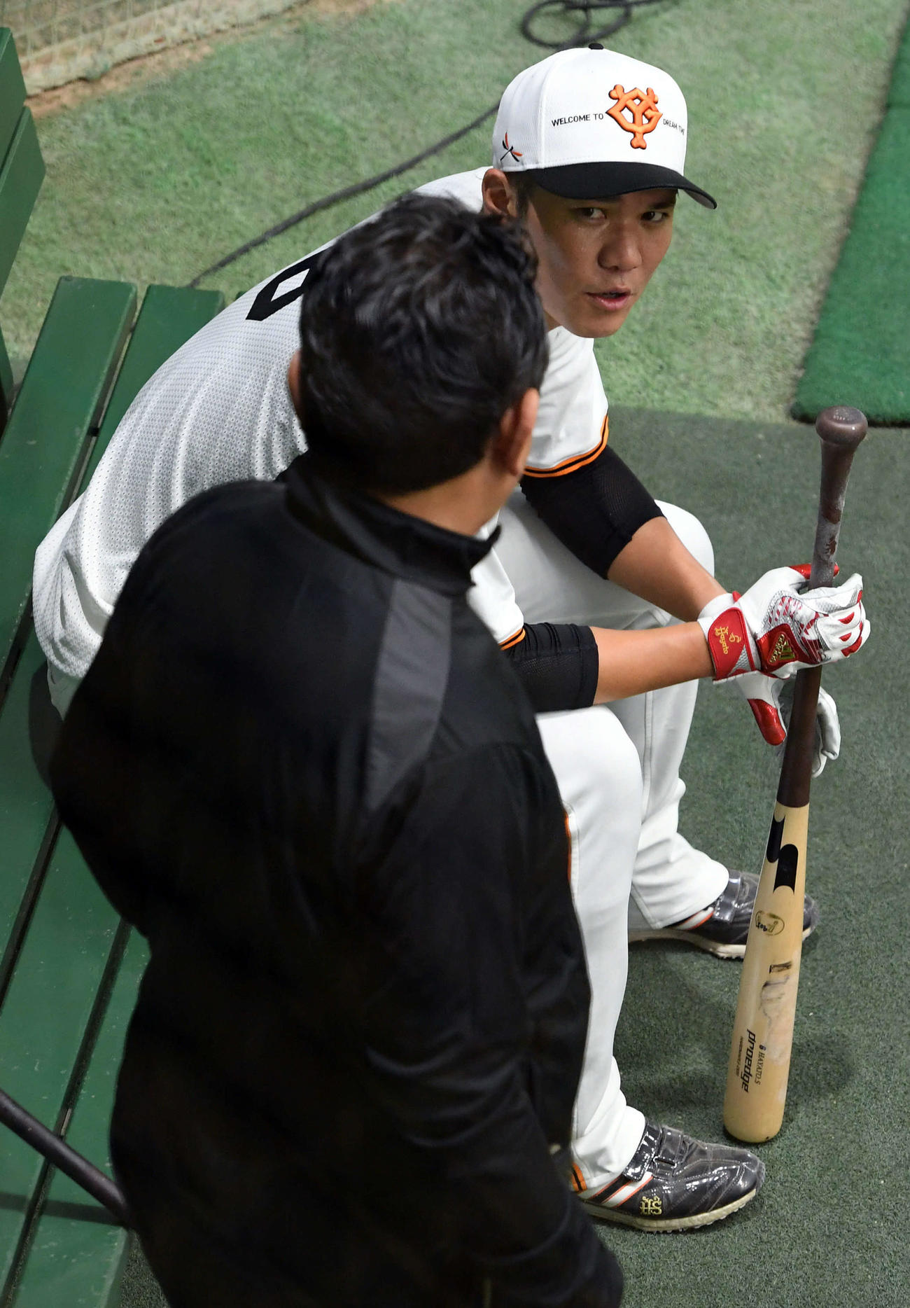 大久保新打撃チーフコーチ（手前）と話をする巨人坂本（撮影・たえ見朱実）