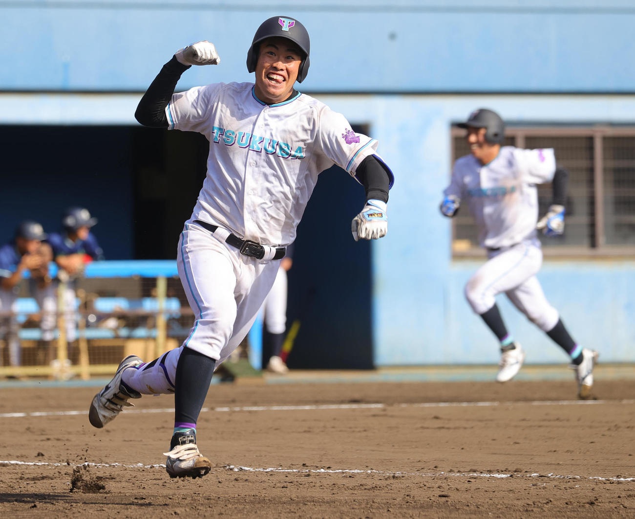 武蔵大対筑波大　8回裏筑波大2死満塁、2点適時打を放ち喜ぶ西浦（撮影・野上伸悟）