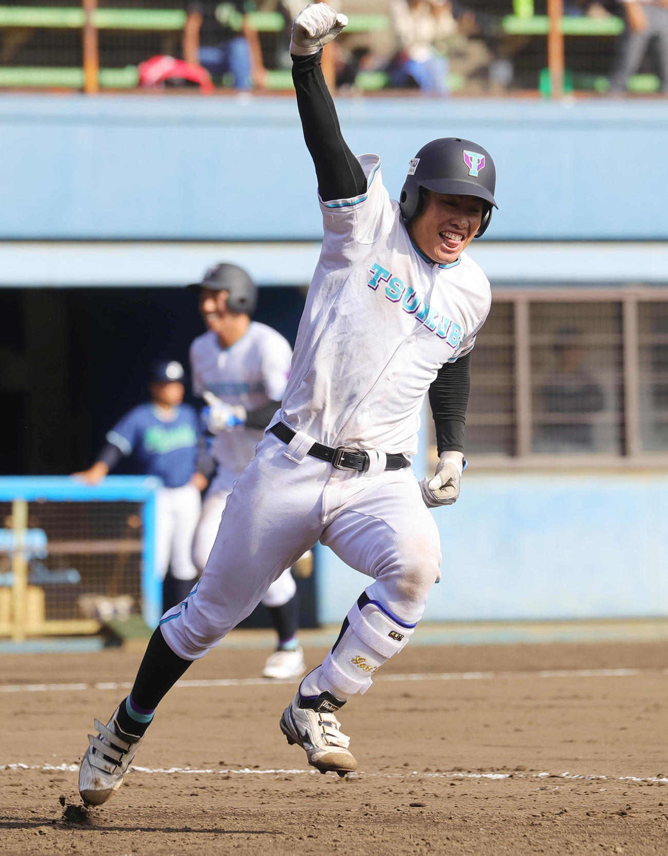 武蔵大対筑波大　8回裏筑波大2死満塁、2点適時打を放ち喜ぶ西浦（撮影・野上伸悟）