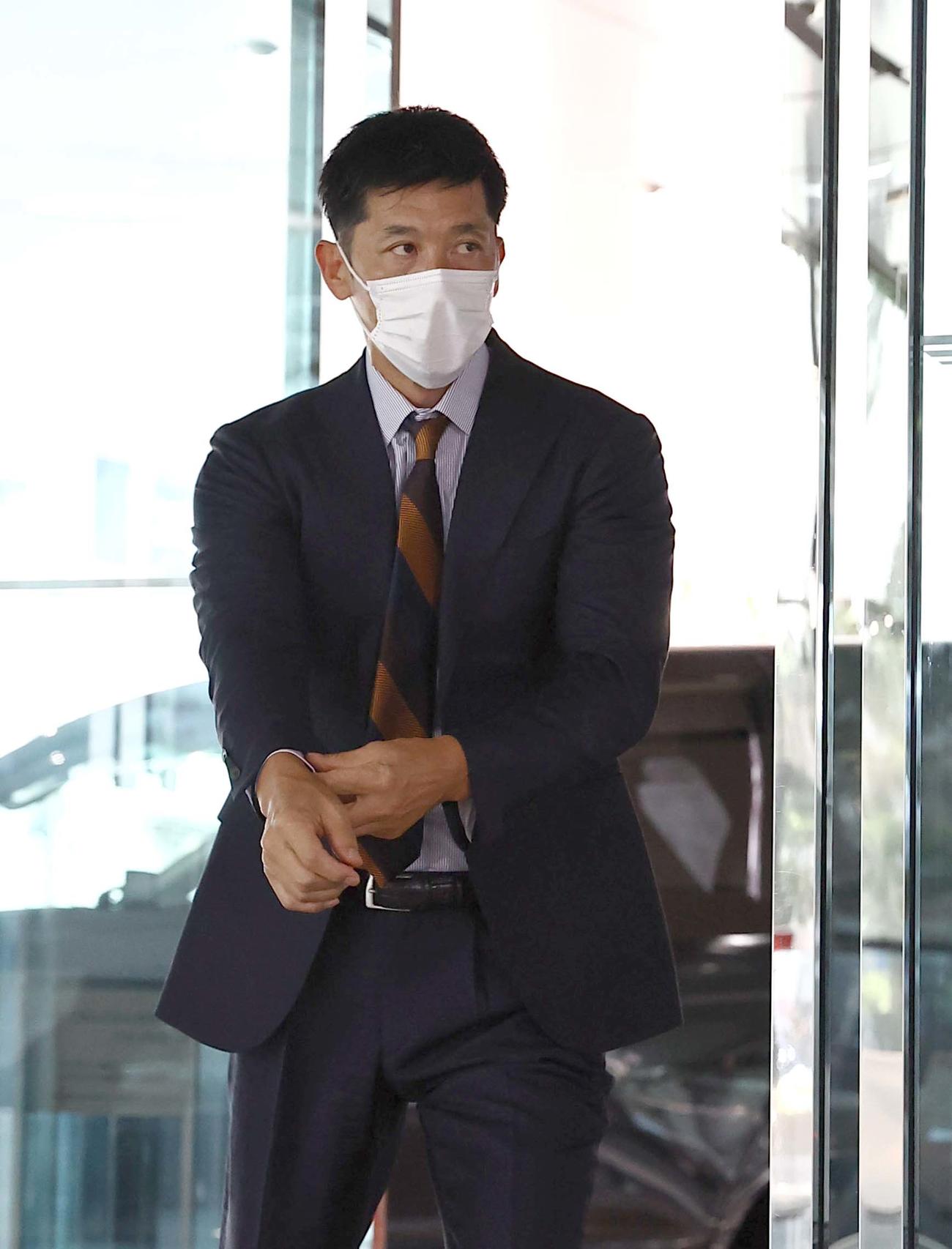 阪神電鉄本社に入る矢野燿大監督（撮影・上田博志）