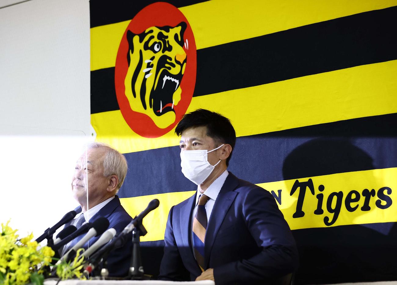矢野監督（右）は阪神電鉄本社で退任会見をする。左は阪神タイガース藤原オーナー（撮影・上田博志）