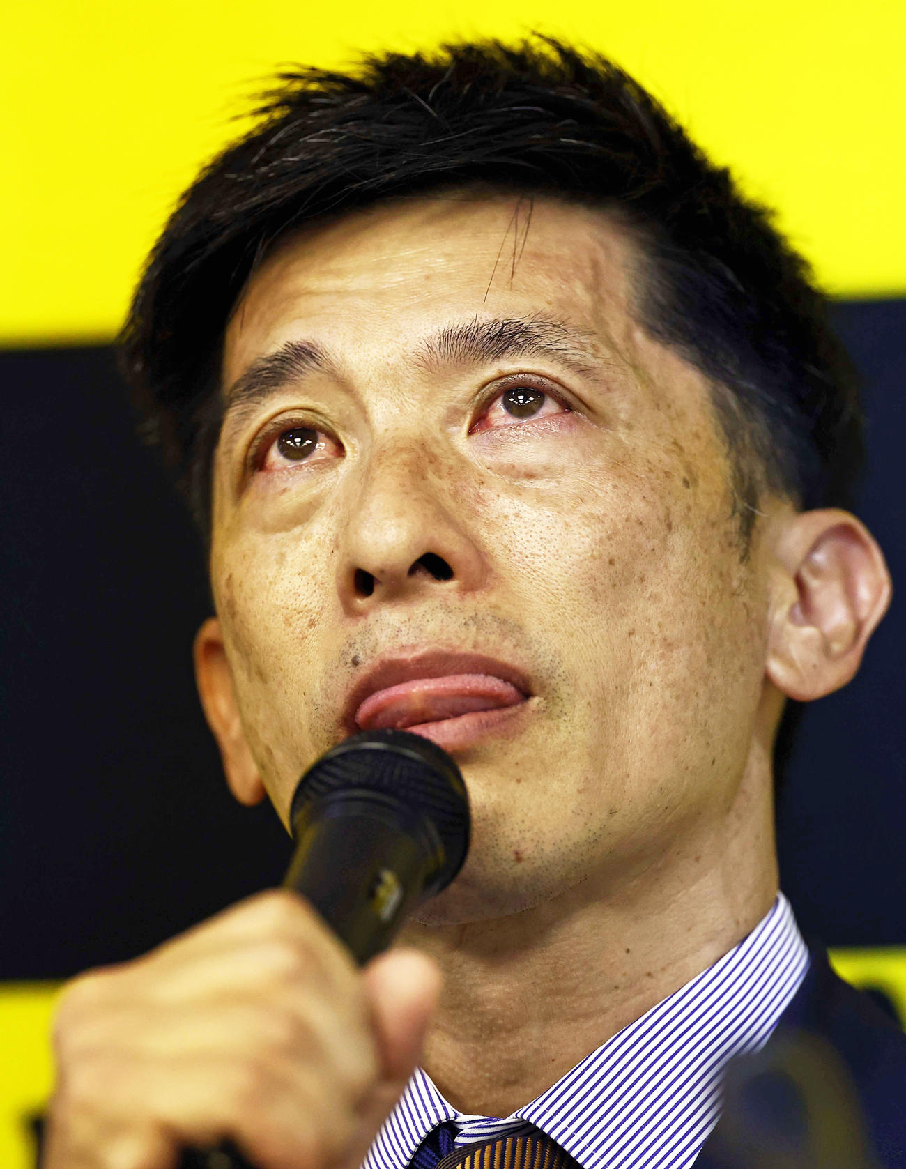 目に涙をためながら退任会見をする矢野監督（撮影・上田博志）