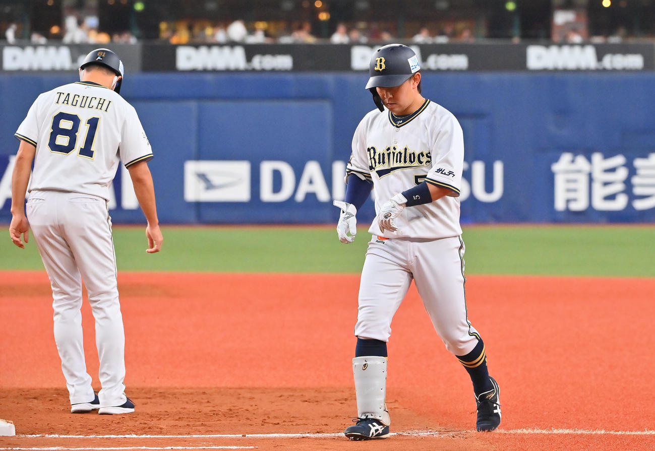 オリックス対ソフトバンク　8回裏オリックス2死満塁、左飛に倒れる西野（撮影・和賀正仁）