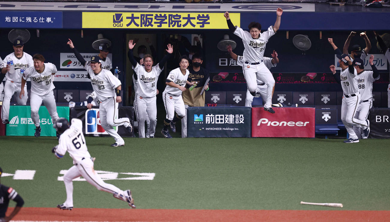 オリックス対ソフトバンク　9回裏オリックス2死二、三塁、中川圭のサヨナラ適時打で勝利しベンチを飛び出して喜ぶオリックスナイン（撮影・上田博志）