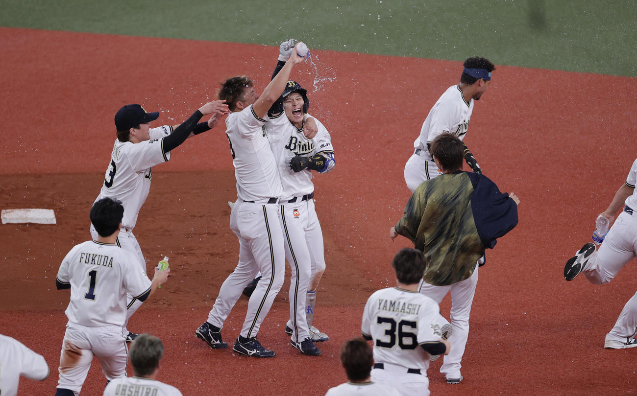 オリックス対ソフトバンク　9回裏オリックス2死二、三塁、中川圭（中央）の左前適時打でサヨナラ勝ちし歓喜するオリックスナイン（撮影・前田充）