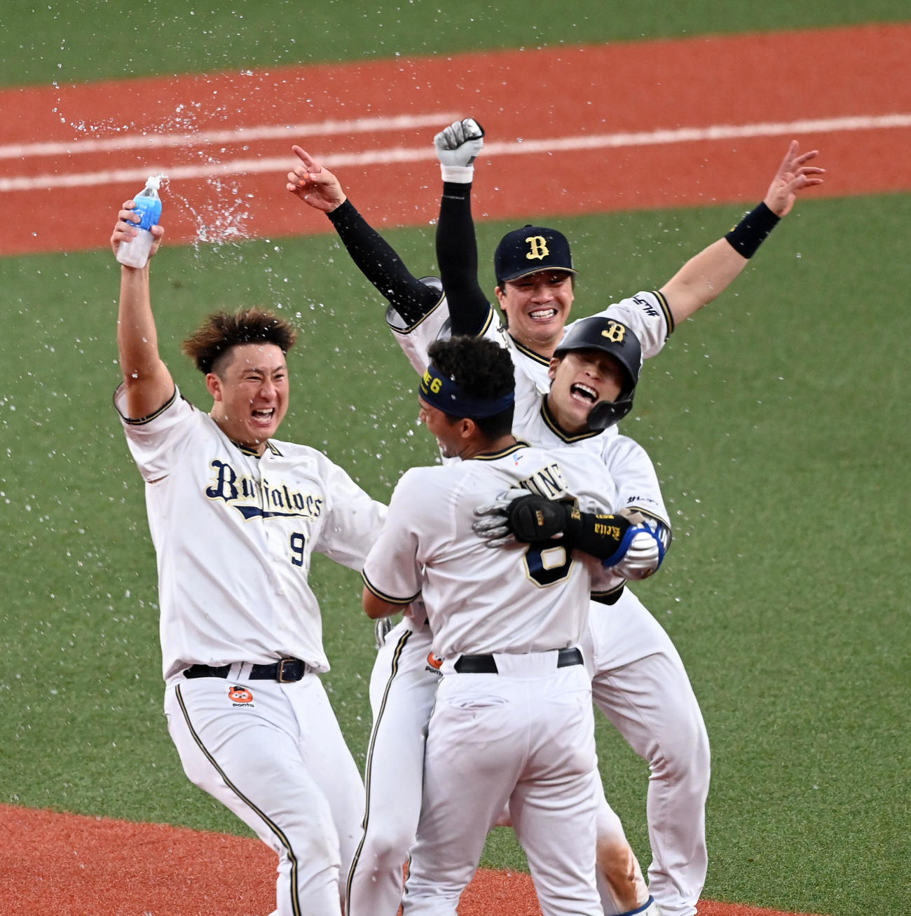 オリックス対ソフトバンク　9回裏オリックス2死二、三塁、サヨナラ打を放った中川圭（中央）と駆け寄る杉本（左）と伏見。手前は宗（撮影・前岡正明）