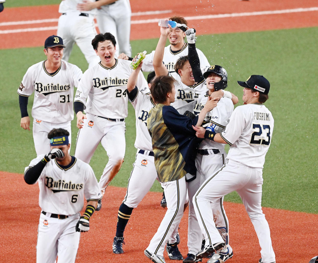 オリックス対ソフトバンク　サヨナラ左前適時打を放った中川圭（右から2人目）に駆け寄るオリックスナイン（撮影・前岡正明）