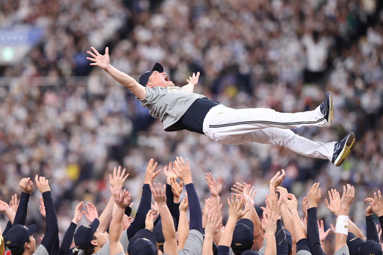 オリックス対ソフトバンク　ナインに胴上げされる中嶋監督（撮影・梅根麻紀）