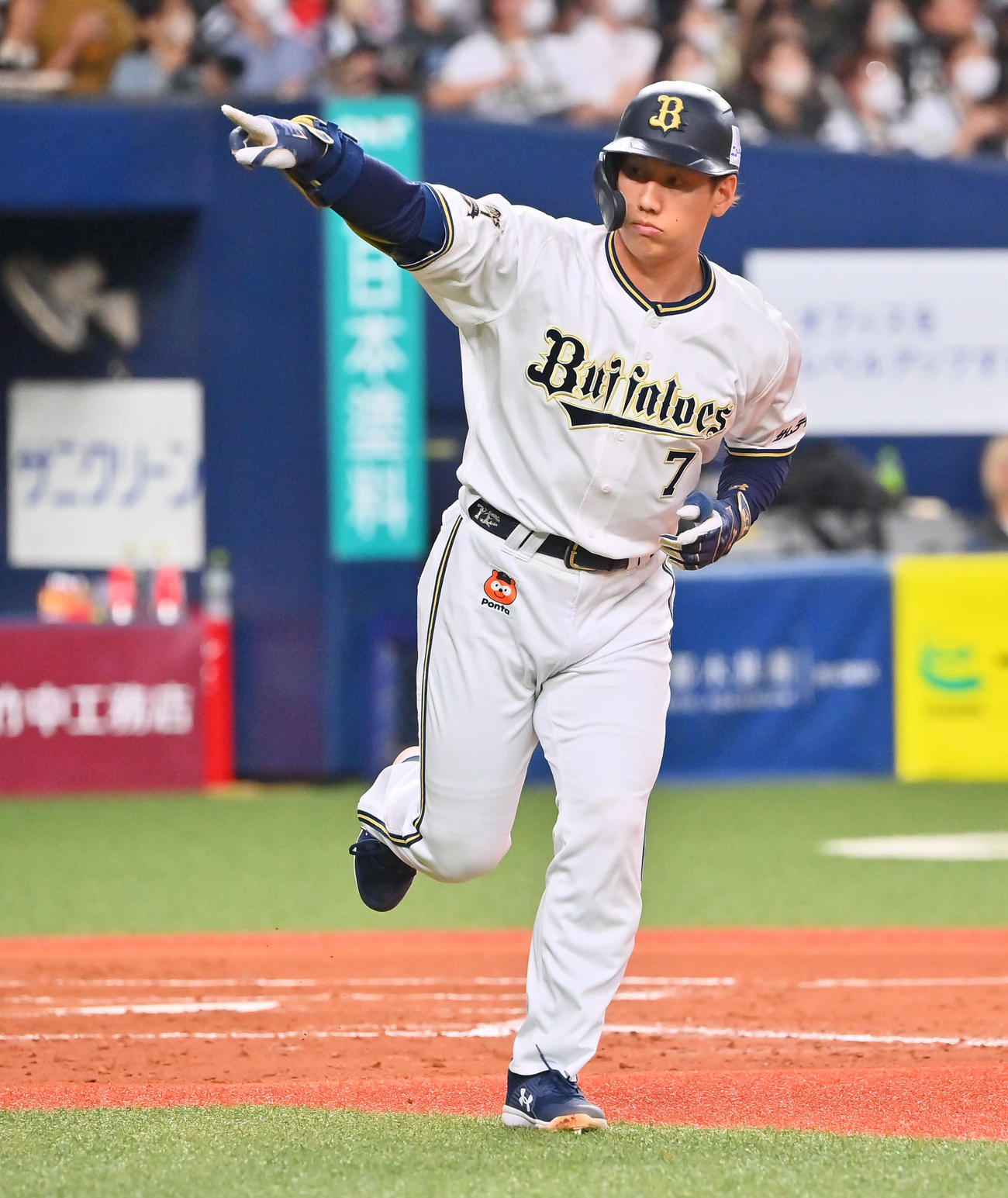 オリックス対ソフトバンク　4回裏オリックス無死一塁、先制の中越え2点本塁打を放ち、ベンチを指さす吉田正（撮影・和賀正仁）