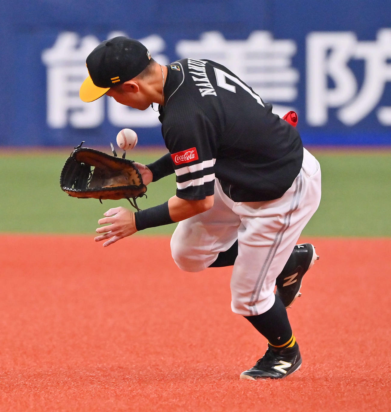 オリックス対ソフトバンク　3回裏オリックス2死二塁、福田の打球を失策する一塁手中村晃（撮影・和賀正仁）