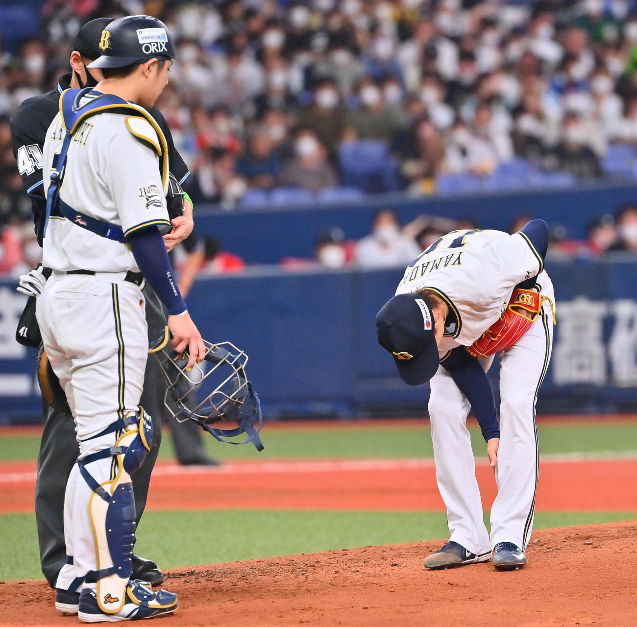 オリックス対ソフトバンク　4回表ソフトバンク1死、周東の打球を左足に受けて痛がる山岡（撮影・和賀正仁）