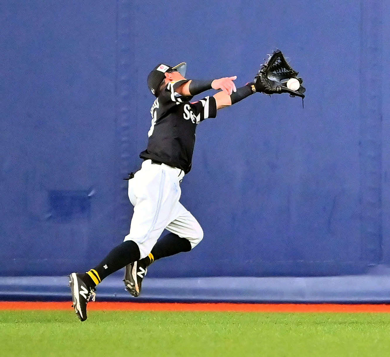 オリックス対ソフトバンク　6回裏オリックス2死二、三塁、頓宮の打球を好捕する中堅手牧原大（撮影・和賀正仁）