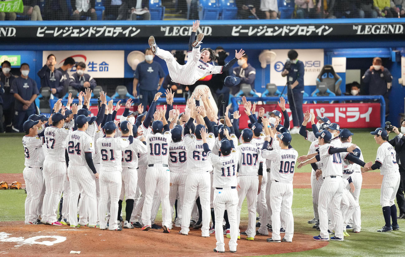 14日、日本シリーズ進出を決め、胴上げされるヤクルト高津監督