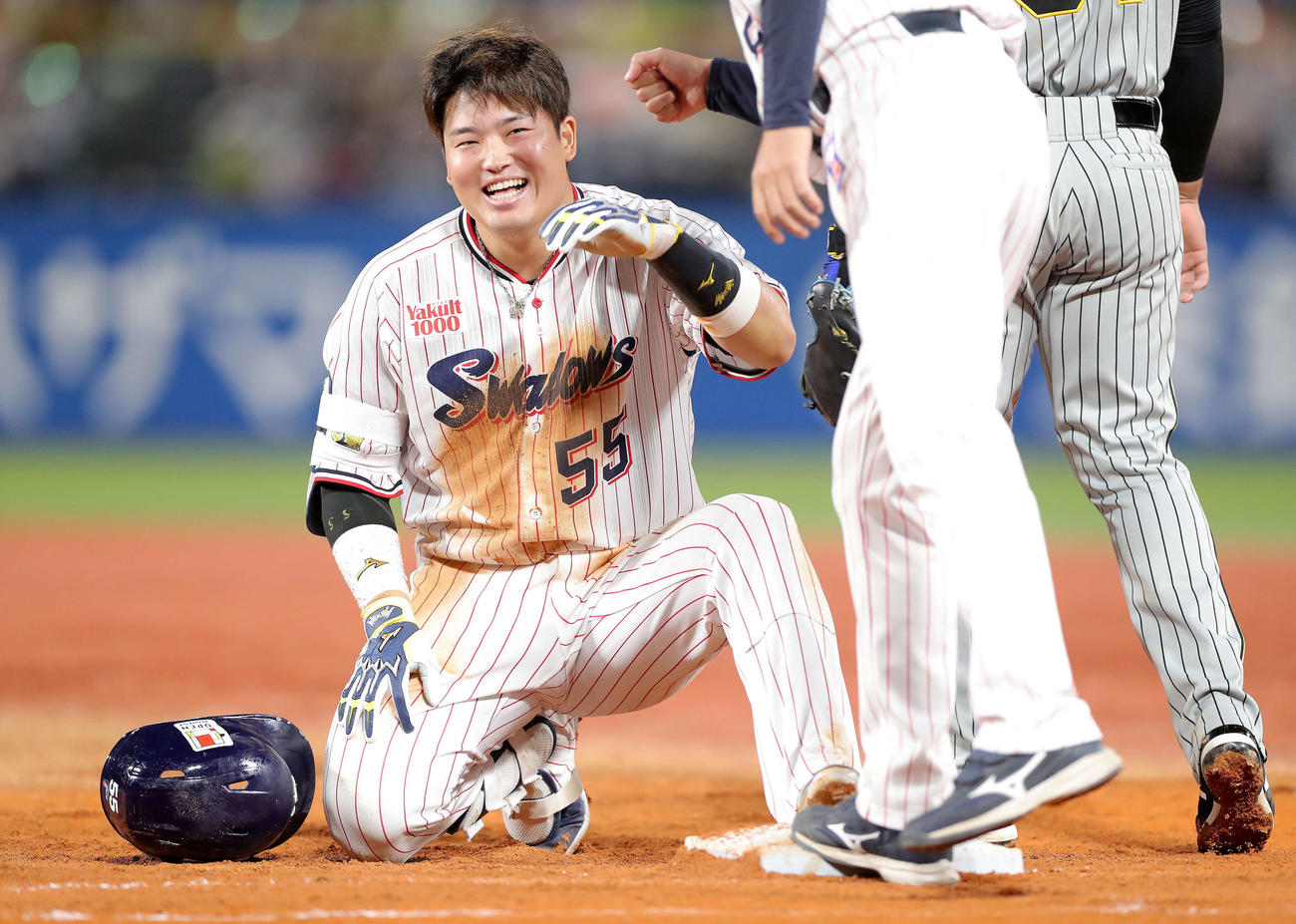 ヤクルト対阪神　7回裏ヤクルト2死満塁、投前打を放ちヘッドスライディングで内野安打となり、逆転を決め笑顔を見せる村上（2022年10月14日撮影）