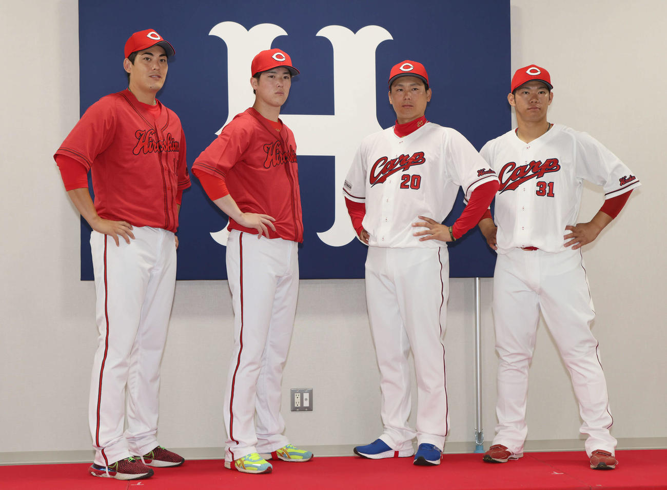 広島新ユニホーム発表　左から九里、森下、栗林、坂倉（撮影・加藤孝規）